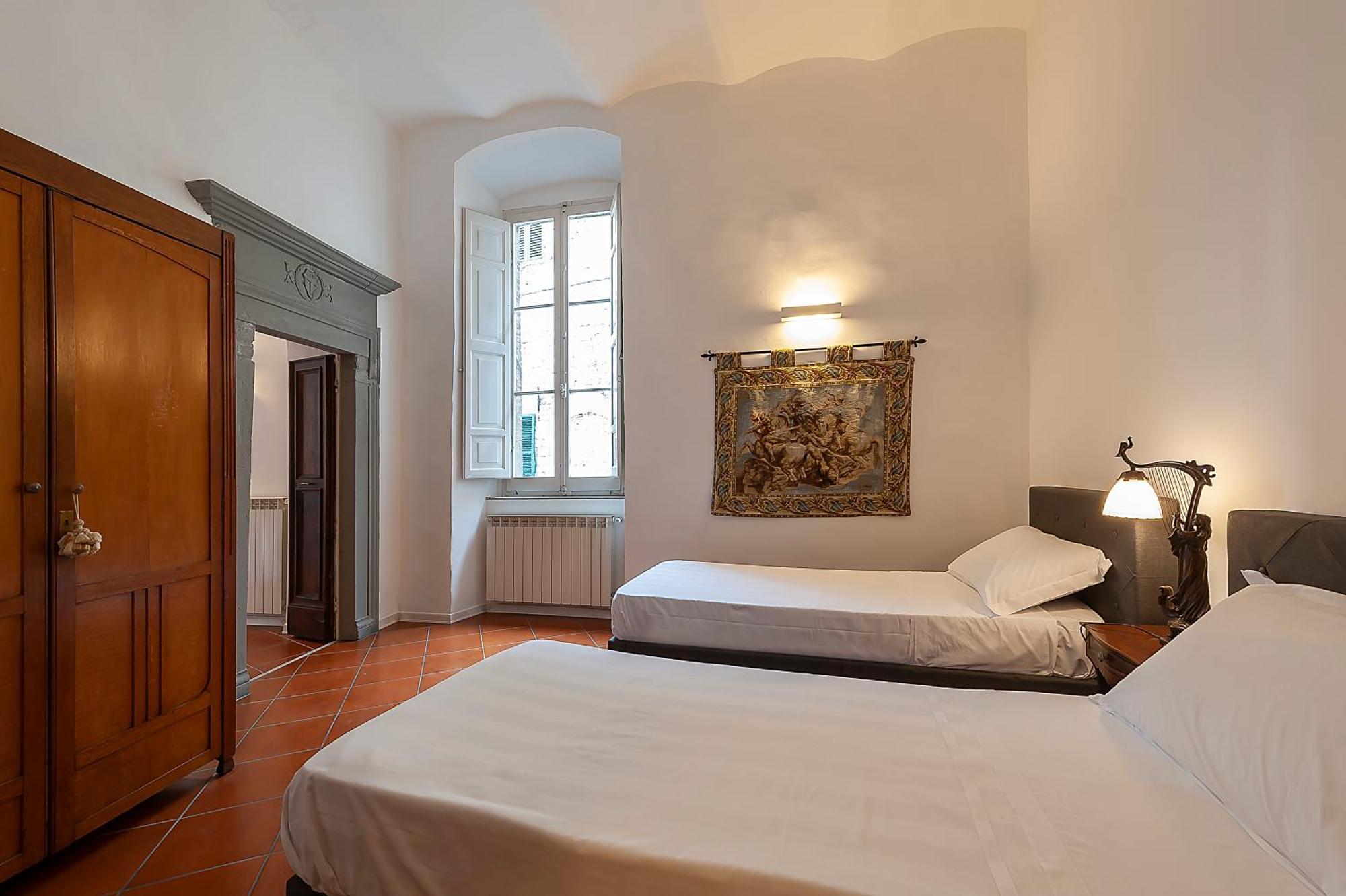 Apartamento La Loggia Di Portica Residenza Storica Nel Centro Di Asís Exterior foto