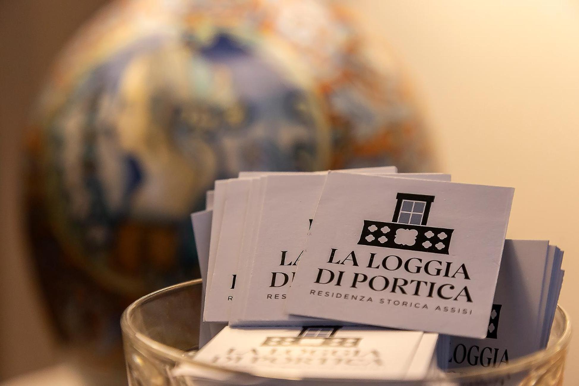 Apartamento La Loggia Di Portica Residenza Storica Nel Centro Di Asís Exterior foto