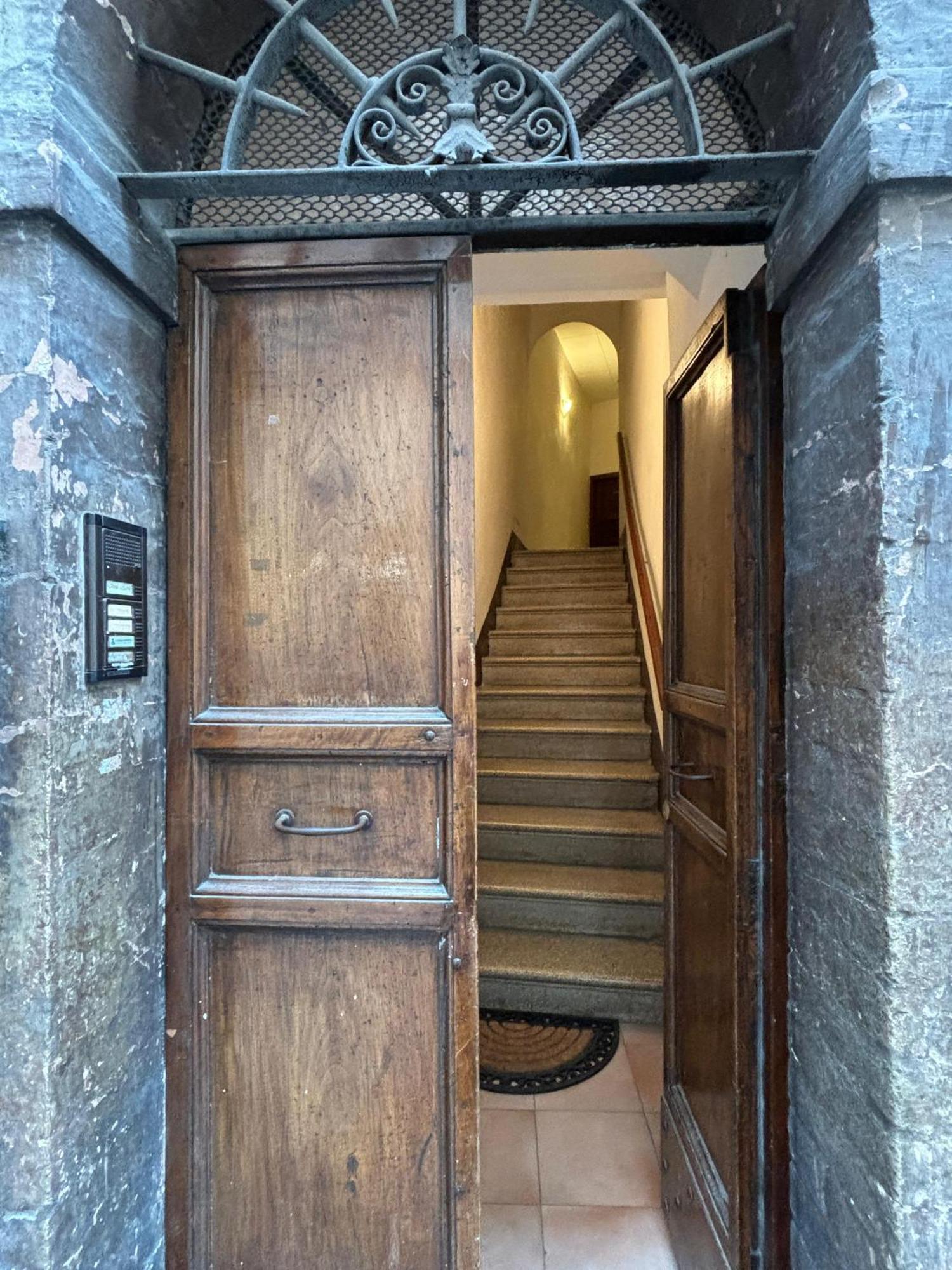 Apartamento La Loggia Di Portica Residenza Storica Nel Centro Di Asís Exterior foto