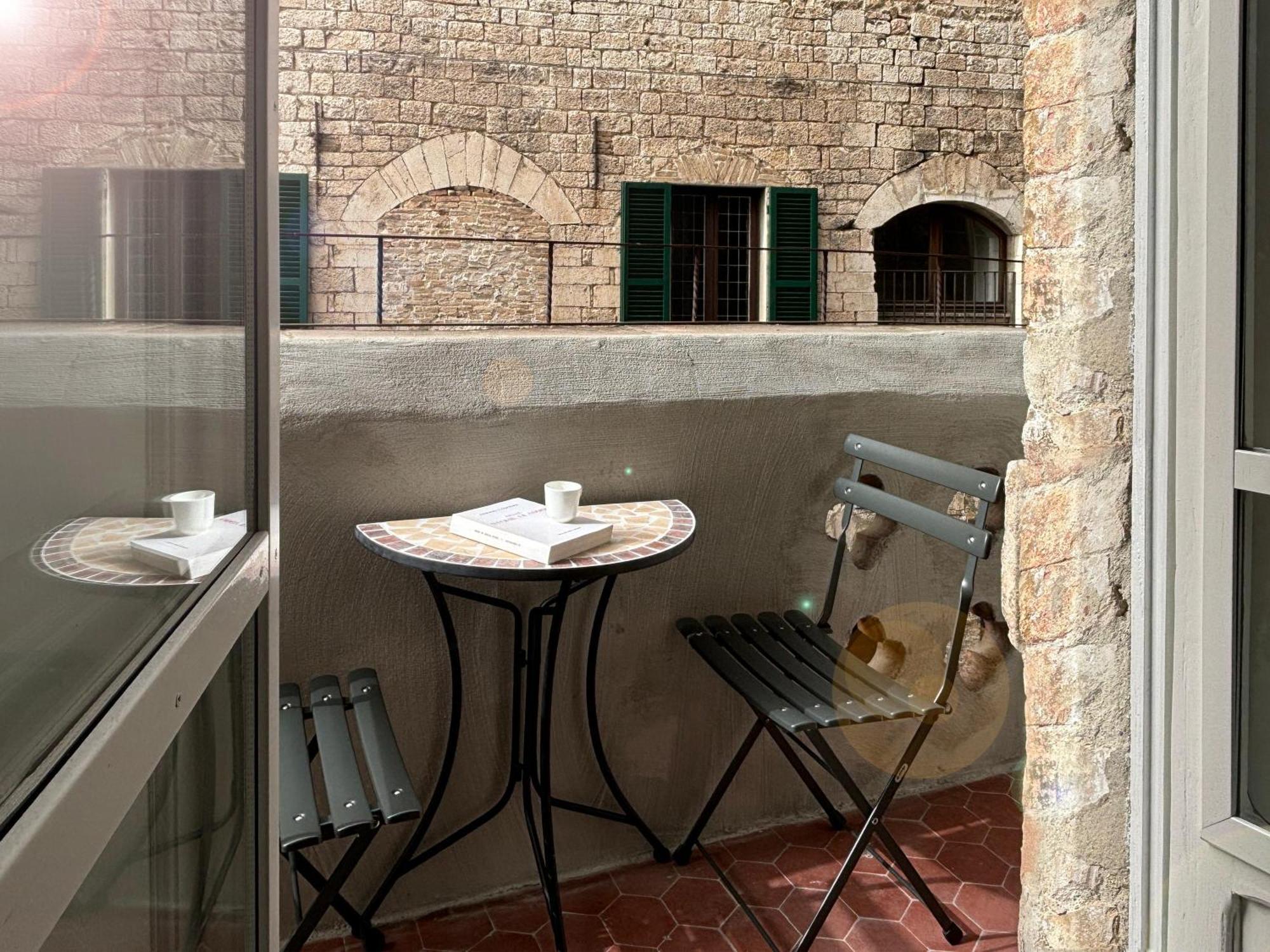 Apartamento La Loggia Di Portica Residenza Storica Nel Centro Di Asís Exterior foto