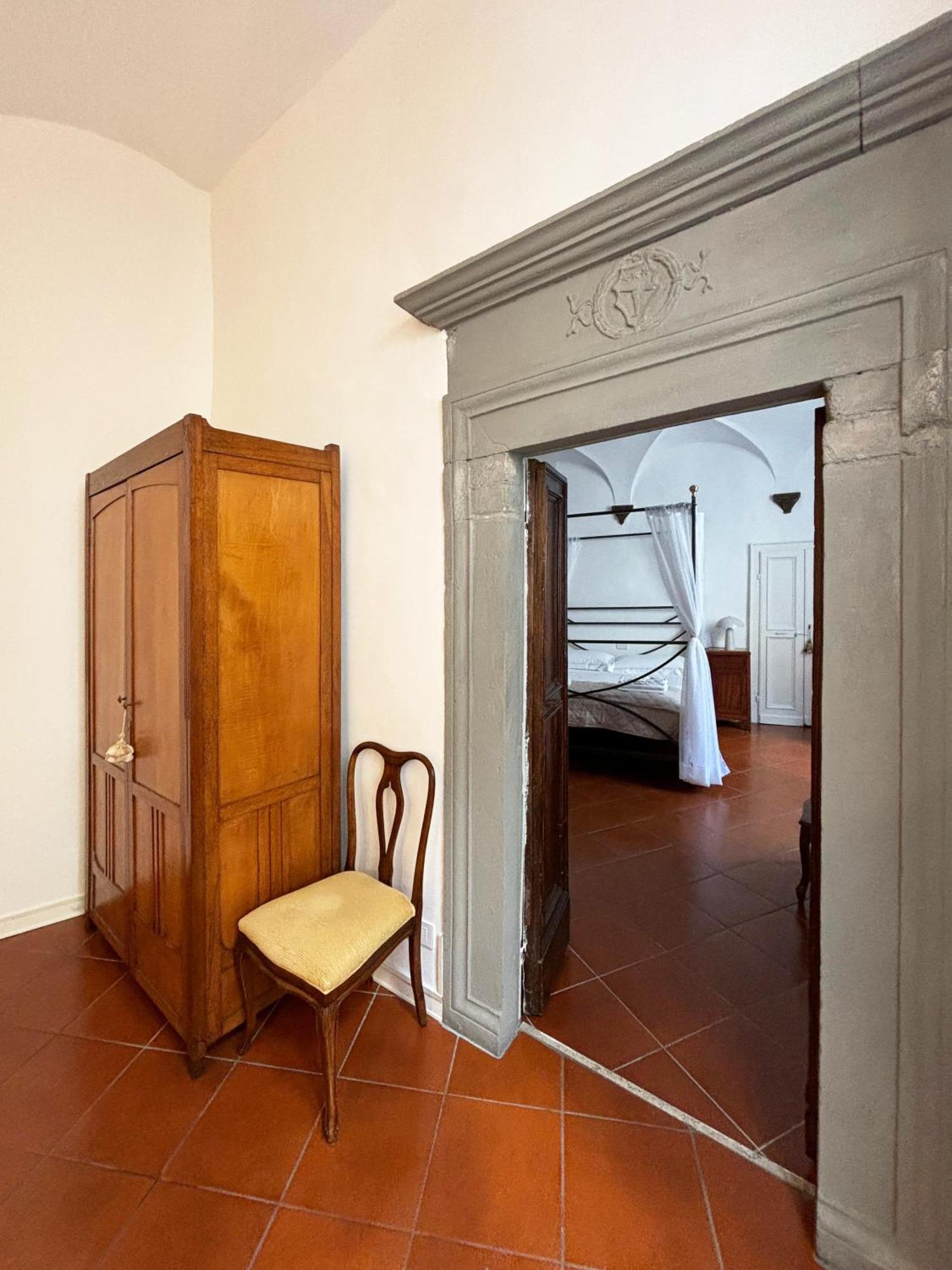 Apartamento La Loggia Di Portica Residenza Storica Nel Centro Di Asís Exterior foto